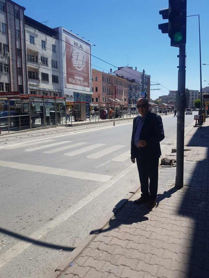 Karamete şehrin en işlek caddesinden bildiriyor: Protestoya gerek yok, kontaklar zaten kapanmış…